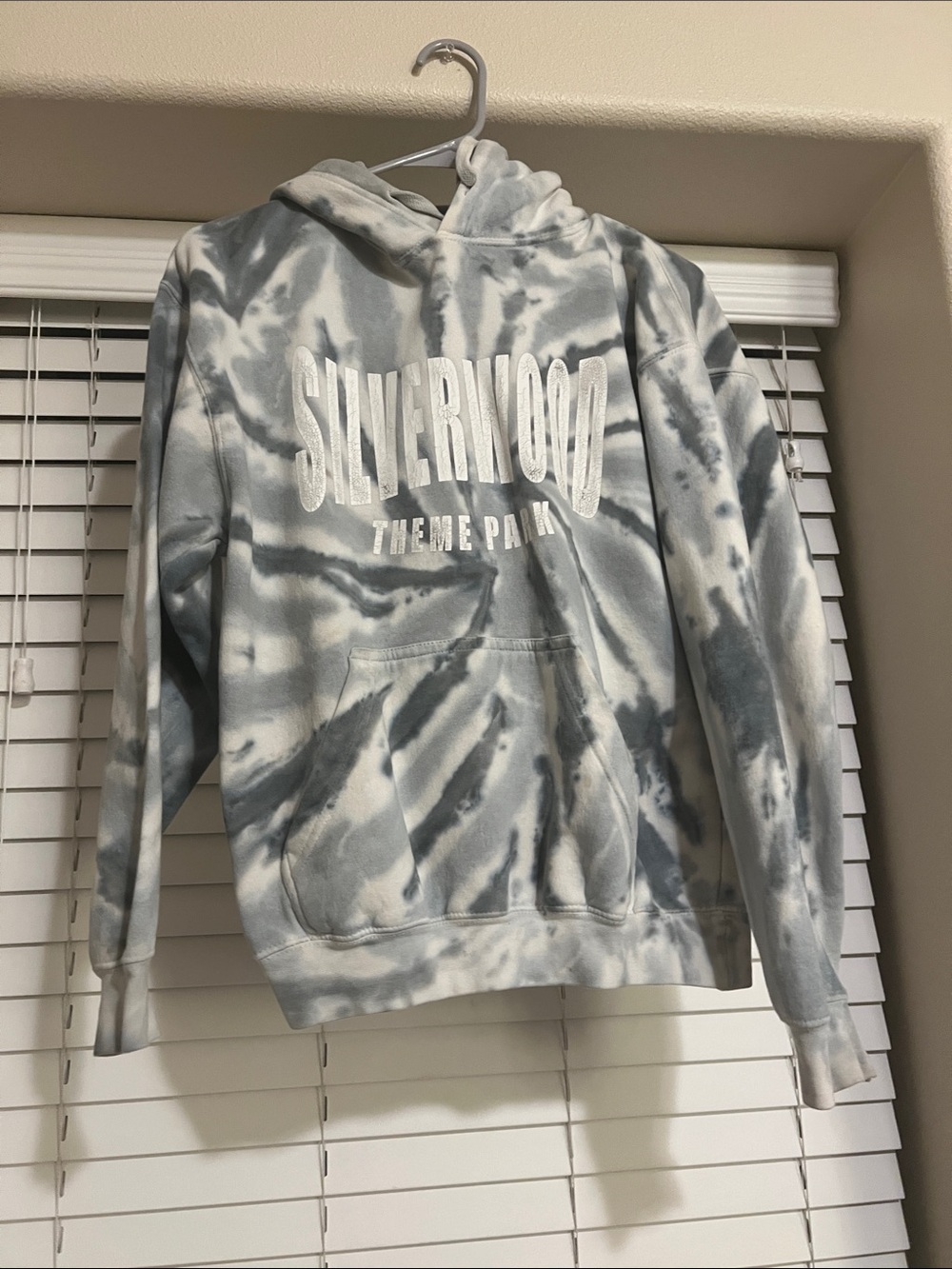 Silverwood Tie-Dye Pullover Hoodie - Gray & White